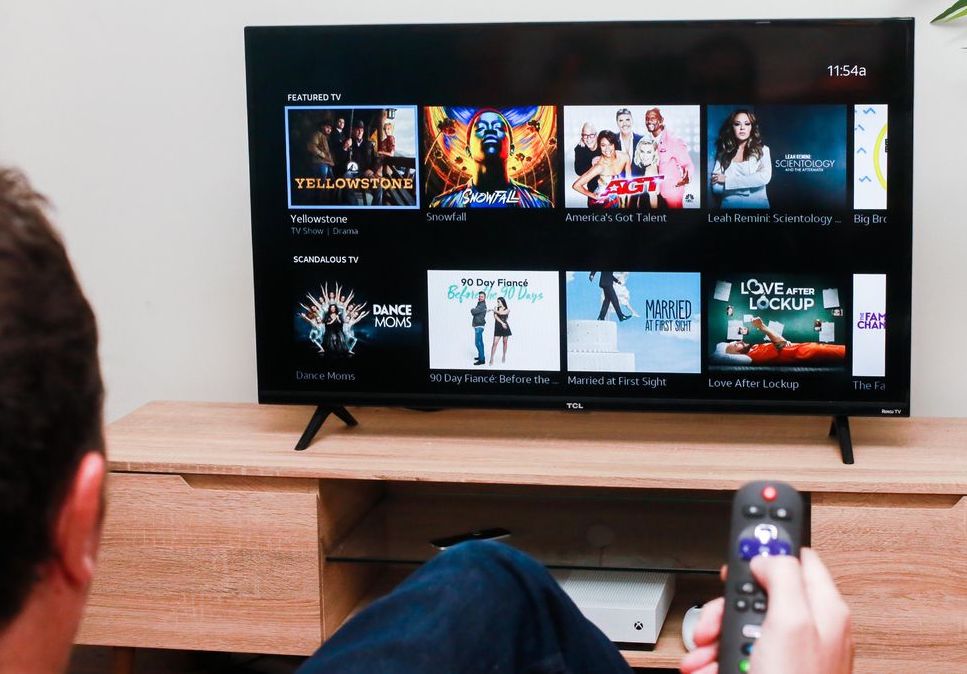 persona utilizando TV y Streaming
